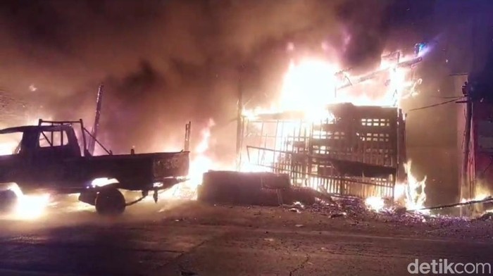 Kebakaran gudang toko bangunan Kota Probolinggo