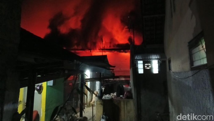 Kagetnya Warga Saat Pabrik di Bandung Dilalap Si Jago Merah
