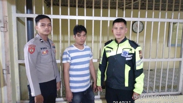 Sopir truk BBM yang adu banteng dengan ambulans pembawa jenazah di Jalinsum hingga tewaskan 3 orang ditetapkan tersangka dan ditahan.