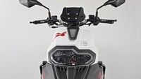 Keeway Fact X merupakan skutik petualang dengan desain yang cukup radikal. Bahkan, bagian wajahnya dirancang asimetris dengan model lampu dan penempatan lubang udara yang tak seimbang. Foto: Keeway.