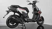Sebagai motor petualang atau adventure bike, Keeway Fact X terlihat cukup jenjang. Kendaraan tersebut menggunakan suspensi teleskopik di depan dan monoshock di belakang. Foto: Keeway.