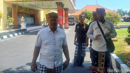 Kelian Desa Adat Sumberkelampok Jro Putu Artana bersama dengan 4 pecalang memenuhi panggilan polres buleleng sebagai saksi, Rabu (6/9/2023).