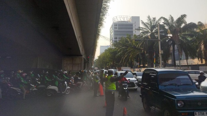 Kemacetan akibat penutupan akses menuju Mampang Prapatan Jaksel (Kurniawan/detikcom)