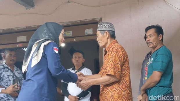 Kepala BP3MI Jawa Timur Titis Wulandari menemui keluarga korban tewas bentrokan pesilat di Taiwan.