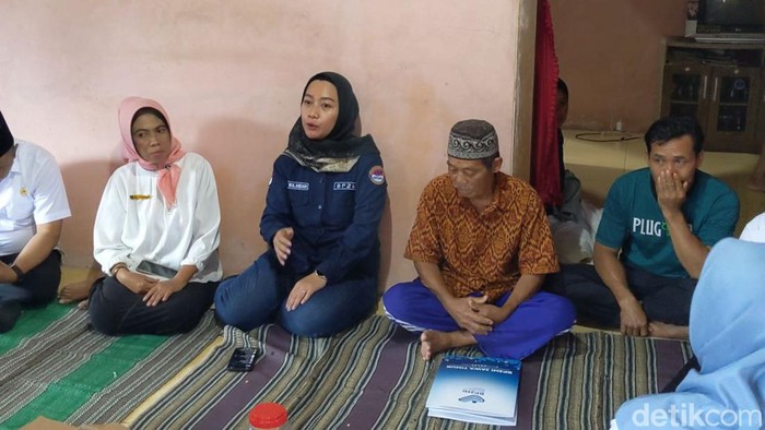 Kepala BP3MI Jawa Timur Titis Wulandari menemui keluarga korban tewas bentrokan pesilat di Taiwan.
