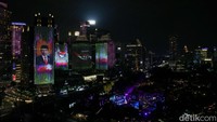 Gedung-gedung yang terletak di kawasan Sudirman Central Business District (SCBD), Jakarta disulap menjadi layar raksasa pada pelaksanaan Gala Dinner Konferensi Tingkat Tinggi (KTT) ke-43 ASEAN, Rabu (6/9/2023).
