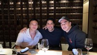 Jefri Nichol juga sempat bermain film ‘Hit & Run’ bersama Joe Taslim. Di luar pekerjaan, keduanya sering menghabiskan waktu bersama, salah satunya makan bareng di restoran. Foto: Instagram @jefrinichol