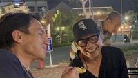 Lawan main Syifa Hadju ini juga suka kulineran kaki lima loh. Kali ini Jefri tampak sedang mencicipi nasi goreng gerobakan. Foto: Instagram @jefrinichol