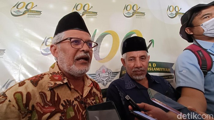 Ketua Dewan Syuro, Ustaz Ir Syarief Baasyir (kiri) dan Ketua umum Pimpinan Pusat, Ustaz Dr Faishol Nashar Bin Madi, MA saat menghadiri milad Al Irsyad Al Islamiyyah ke 109, di lapangan sport center SMAIT Al Irsyad Al Islamiyyah Purwokerto, Rabu (6/9/2023).