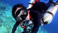 Kirana Larasati tak hanya sekedar diving sebagai hiburan lho, dia juga mengambil sertifikasi profesional. Lihat saja di media sosialnya beragam kegiatan menyelamnya di berbagai spot canting di Indonesia.  ( Instagram @kiranalarasati)