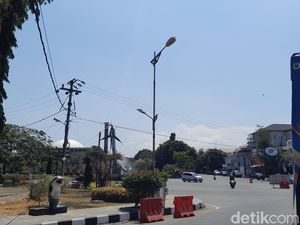 Gelapnya Jalan Lintas Pantai Pangandaran Saat Malam Hari