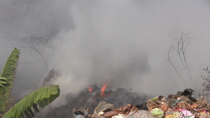 Kondisi kebakaran lahan eks TPA Panembong Subang.