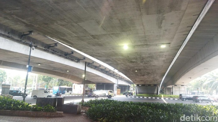 Kondisi lalu lintas di kolong flyover Kuningan, Jakarta Selatan kembali lancar. (Kurniawan Fadil/detikcom)