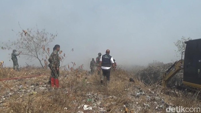 Kondisi terbakarnya lahan di eks TPA Panembong, Subang.