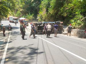 Brak! Truk Bermuatan Batu Terguling di Tanjakan Selo Kokap Kulon Progo