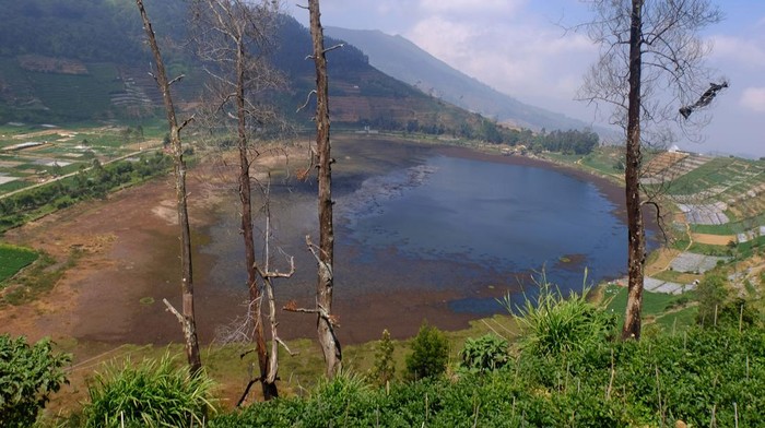 Warga memeriksa pipa yang digunakan untuk menyedot air di Telaga Merdada kawasan dataran tinggi Dieng, Karang Tengah, Batur, Banjarnegara, Jateng, Selasa (4/9/2023). Pada musim kemarau warga setempat memanfaatkan pompa guna mendapatkan air telaga untuk menyiram tanaman sayuran serta untuk kebutuhan sehari-hari termasuk air minum . ANTARA FOTO/Anis Efizudin/Spt.