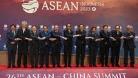 Presiden Joko Widodo (keenam kiri) berfoto bersama Premier of the Peoples Republic of China Li Qiang (kelima kiri) dan (dari kiri) Presiden Filipina Ferdinand Romualdez Marcos Jr, Perdana Menteri Singapura Lee Hsien Loong, Head of Delegation Thailand Sarun Charoensuwan, Perdana Menteri Vietnam Pham Minh Chinh, Perdana Menteri Laos Sonexay Siphandone, Sultan Brunei Darussalam Hassanal Bolkiah, Perdana Menteri Kamboja Hun Manet, Perdana Menteri Malaysia Dato Seri Anwar Ibrahim, dan Perdana Menteri Timor Leste Xanana Gusmao sebelum KTT ke-26 ASEAN-China di Jakarta, Rabu (6/9/2023). 