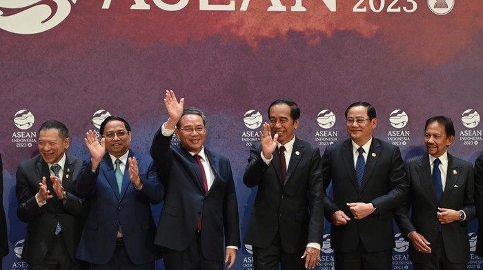 Presiden Joko Widodo (keenam kiri) berfoto bersama Premier of the Peoples Republic of China Li Qiang (kelima kiri) dan (dari kiri) Presiden Filipina Ferdinand Romualdez Marcos Jr, Perdana Menteri Singapura Lee Hsien Loong, Head of Delegation Thailand Sarun Charoensuwan, Perdana Menteri Vietnam Pham Minh Chinh, Perdana Menteri Laos Sonexay Siphandone, Sultan Brunei Darussalam Hassanal Bolkiah, Perdana Menteri Kamboja Hun Manet, Perdana Menteri Malaysia Dato Seri Anwar Ibrahim, dan Perdana Menteri Timor Leste Xanana Gusmao sebelum KTT ke-26 ASEAN-China di Jakarta, Rabu (6/9/2023). ANTARA FOTO/Media Center KTT ASEAN 2023/Zabur Karuru/aww.