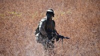 Sambil menembak, para prajurit bergerak maju sambil menekan musuh. Setelah melewati pangkal serangan dan masuk jarak serbuan diteruskan melaksanakan serangan dan diakhiri dengan konsolidasi. (Foto: Istimewa/dok. TNI AD)