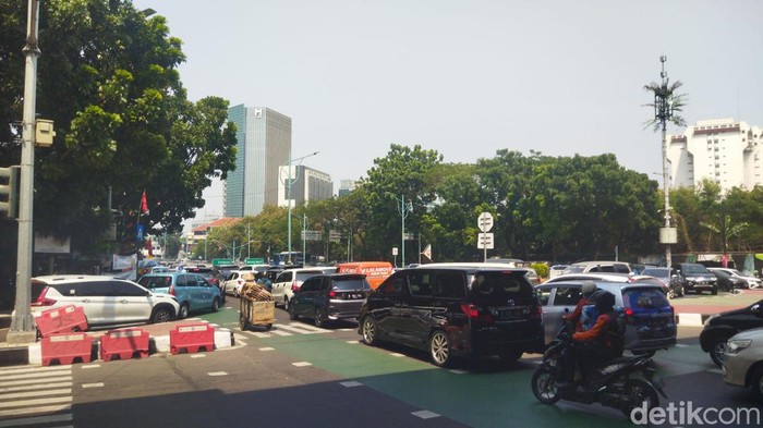 Macet di kolong flyover Kuningan, Jakarta Selatan pukul 10.00 WIB. (Kurniawan Fadil/detikcom)