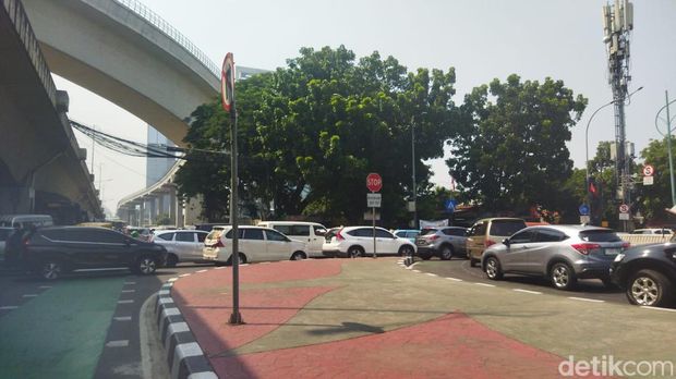 Macet di kolong flyover Kuningan, Jakarta Selatan pukul 10.00 WIB. (Kurniawan Fadil/detikcom)