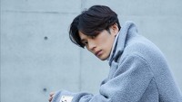 Ia mengawali kariernya lewat mini series Team Astro (2005) lalu mulai dikenal setelah tampil di Kamen Rider Drive: Suprise Future (2015). Dok. Instagram/Dok. Netflix, @mackenyu