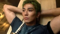 Dan publik dibuat jatuh hati baru-baru ini setelah melihat aksinya sebagai Roronoa Zoro dalam serial One Piece live action di Netflix. Dok. Netflix
