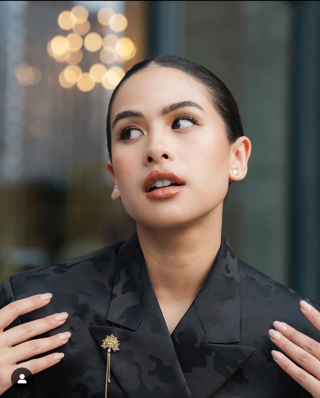 Wilsen menjelaskan, rok tersebut memang dirancang khusus untuk Maudy alias custom-made. Ini batik cirebon, memang dari inspired look show YBI (Yayasan Batik Indonesia) kemarin tapi batiknya dipilih khusus buat Maudy sama stylist-nya (Imelda Oentoro). Jadi roknya kita buatkan khusus buat Maudy di event ini, katanya kepada Wolipop, Rabu (6/9/2023). (Foto: Instagram@maudyayunda)