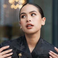 Wilsen menjelaskan, rok tersebut memang dirancang khusus untuk Maudy alias custom-made. Ini batik cirebon, memang dari inspired look show YBI (Yayasan Batik Indonesia) kemarin tapi batiknya dipilih khusus buat Maudy sama stylist-nya (Imelda Oentoro). Jadi roknya kita buatkan khusus buat Maudy di event ini, katanya kepada Wolipop, Rabu (6/9/2023). (Foto: Instagram@maudyayunda)