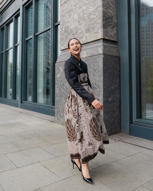 Kesempatan tersebut lantas ia manfaatkan pula untuk mempromosikan budaya Indonesia lewat pilihan busananya. Tampilan yang mengawinkan dua budaya menjadi andalan perempuan 28 tahun itu. (Foto: Instagram@maudyayunda)