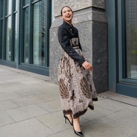 Kesempatan tersebut lantas ia manfaatkan pula untuk mempromosikan budaya Indonesia lewat pilihan busananya. Tampilan yang mengawinkan dua budaya menjadi andalan perempuan 28 tahun itu. (Foto: Instagram@maudyayunda)