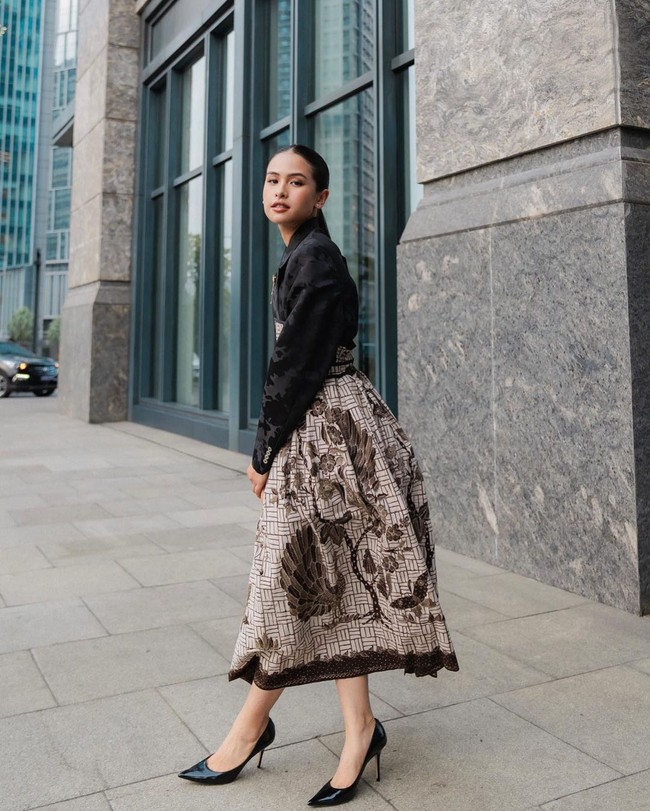 Ia memakai atasan hitam bergaya blazer dengan bawahan berupa rok high-waist bersiluet hanbok yang terbuat dari batik. Wearing this amazing contemporary take on Indonesian Batik. Serving hanbok-batik vibes, tulis Maudy.  (Foto: Instagram@maudyayunda)