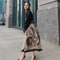 Ia memakai atasan hitam bergaya blazer dengan bawahan berupa rok high-waist bersiluet hanbok yang terbuat dari batik. Wearing this amazing contemporary take on Indonesian Batik. Serving hanbok-batik vibes, tulis Maudy.  (Foto: Instagram@maudyayunda)