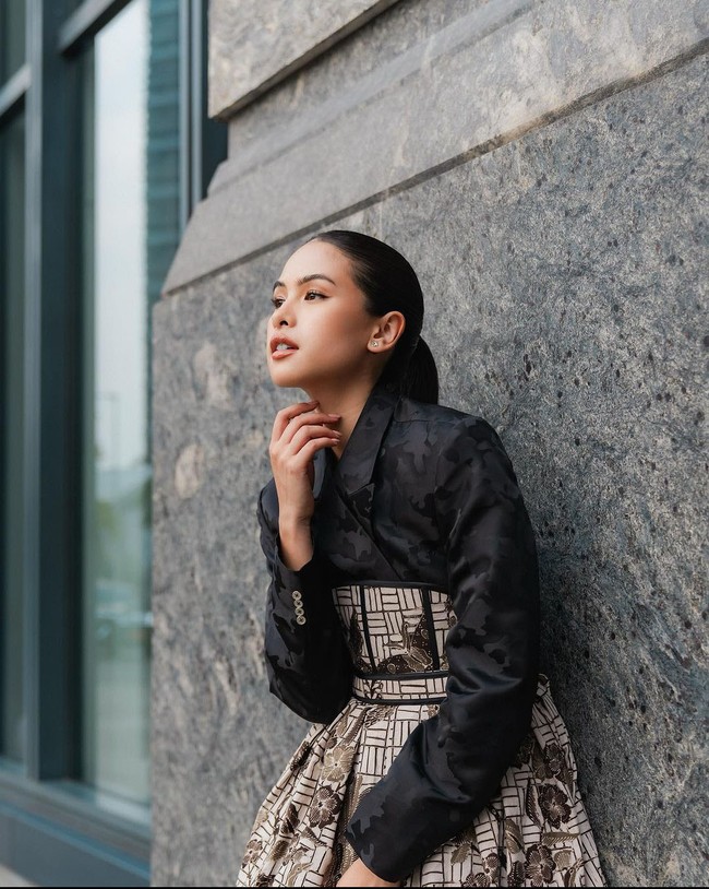 Busana tersebut merupakan rancangan Wilsen Willem. Adapun stylist Imelda Untoro membantu mengarahkan gaya istri pengusaha Korea Jesse Choi itu. (Foto: Instagram@maudyayunda)