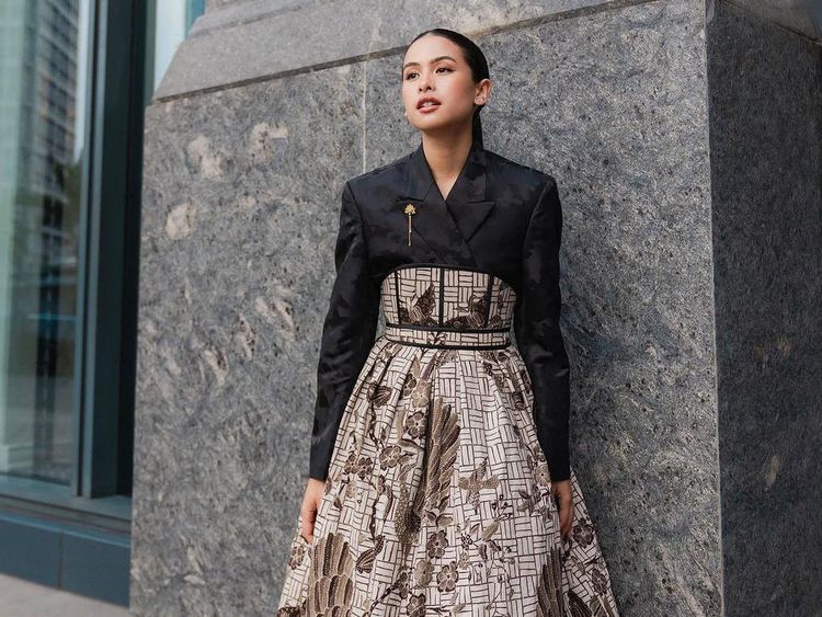 10 Gaya Stylish Maudy Ayunda Saat Makan Burger dan Ngopi Cantik