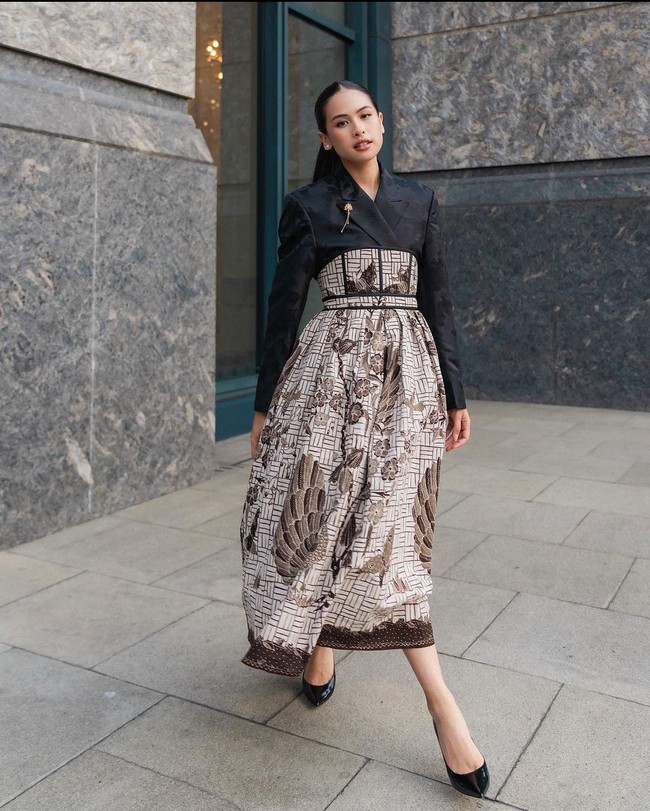 “Warna coklat klasik untuk event yang serius. Motif-motif merak, kupu untuk aksen feminin dan klasik batik pesisiran khas Cirebon. Showing that batik can be used for young generation formal occasions or even for daily activity,” tambah Wilsen. (Foto: Instagram@maudyayunda)