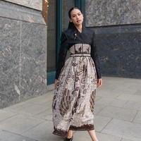 “Warna coklat klasik untuk event yang serius. Motif-motif merak, kupu untuk aksen feminin dan klasik batik pesisiran khas Cirebon. Showing that batik can be used for young generation formal occasions or even for daily activity,” tambah Wilsen. (Foto: Instagram@maudyayunda)