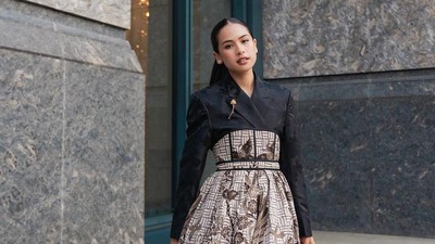 6 Pesona Maudy Ayunda Pakai Hanbok Batik Cirebon di ASEAN Business Award