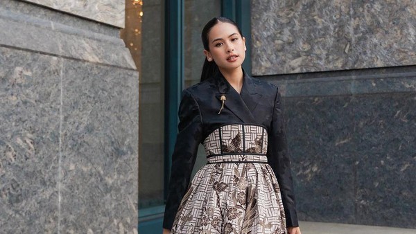 6 Pesona Maudy Ayunda Pakai Hanbok Batik Cirebon di ASEAN Business Award