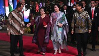 Presiden RI ke-5 Megawati Soekarnoputri tiba di lokasi gala dinner di Hutan Kota GBK, Senayan, Jakarta.  