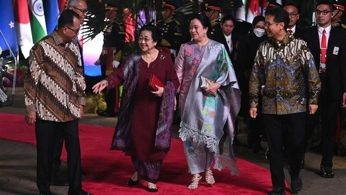Wakil Presiden Ma'ruf Amin dan Ibu Wury Ma'ruf Amin disambut Mensesneg Pratikno saat tiba di lokasi Gala Dinner KTT ke-43 ASEAN di Hutan Kota Plataran, Kompleks GBK Jakarta, Rabu (6/9/2023). Media Center KTT ASEAN 2023/Aditya Pradana Putra/pras.