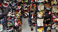 Di pabrik Barcelona, pakaian didatangkan dari lebih dari 7.000 tempat sumbangan di supermarket dan toko Zara dan Mango. Mesin inframerah yang disumbangkan oleh Inditex mengidentifikasi susunan serat pakaian untuk mempercepat penyortiran yang sebagian besar dilakukan secara manual.  