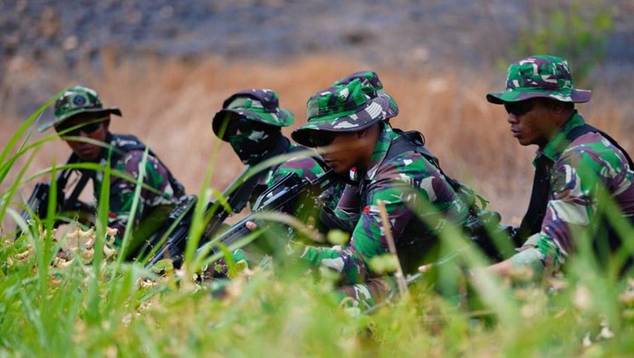 Melihat Pasukan TNI dan AS Lakukan Latihan Penyergapan Pasukan TNI, AS, Singapura serta Jepang, melakukan latiha milter bersama. Mereka mempertajam kemampuan ambush atau penyergapan.