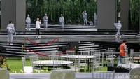Sejumlah pekerja melakukan persiapan untuk acara tersebut.  