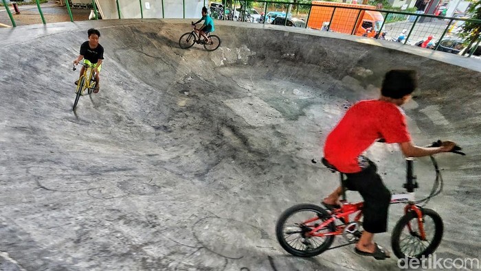 Memanfaatkan Waktu Senggang untuk Bermain Sepeda Memanfaatkan Waktu Senggang untuk Bermain Sepeda
