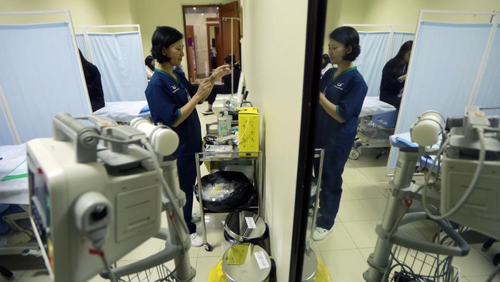 Nurse prepares medicine at the medical room of the 43rd ASEAN Summit in Jakarta, Sunday (3/9/2023). Media Center of The ASEAN Summit 2023/Dwi Prasetya/foc.
 *** Local Caption *** Perawat menyiapkan obat di ruang medis Konferensi Tingkat Tinggi (KTT) ke-43 ASEAN di Jakarta, Minggu (3/9/2023). Media Center KTT ASEAN 2023/Dwi Prasetya/foc.