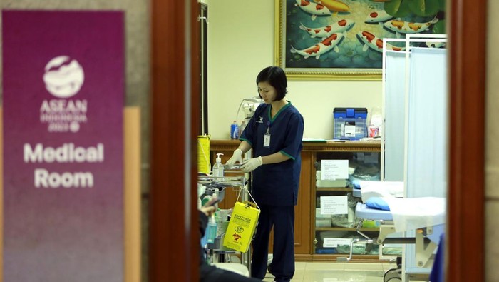 Nurse prepares medicine at the medical room of the 43rd ASEAN Summit in Jakarta, Sunday (3/9/2023). Media Center of The ASEAN Summit 2023/Dwi Prasetya/foc.
 *** Local Caption *** Perawat menyiapkan obat di ruang medis Konferensi Tingkat Tinggi (KTT) ke-43 ASEAN di Jakarta, Minggu (3/9/2023). Media Center KTT ASEAN 2023/Dwi Prasetya/foc.