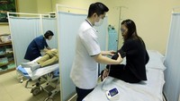 Dokter memeriksa pasien di ruang medis KTT ASEAN. Sebagai informasi, KTT ke-43 ASEAN berlangsung sejak kemarin 5 September hingga 7 September 2023.