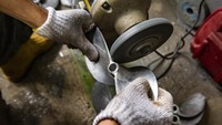 Pada prinsipnya, sampah aluminium itu dilebur terlebih dahulu lalu dicetak menjadi ingot (aluminium batangan). Pencetakan ingot itu bertujuan untuk menjaga tingkat kemurnian aluminium 99 persen dengan menghilangkan kotoran-kotoran yang menempel pada sampah logam itu.  