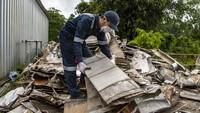 Pagi itu di area pembuangan limbah bahan berbahaya dan beracun (B3), sejumlah pemuda dari kelompok UMKM Telihan Recycle terlihat mengumpulkan sampah aluminium pembungkus pipa gas (insulation) yang sudah tidak terpakai dari PT Badak LNG di Bontang, Kalimantan Timur.  